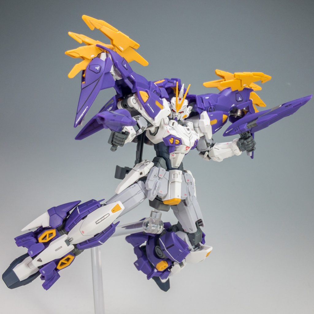 ビームライフルで。本キットオリジナルの武装だそうです。旧キットの設定では飛び道具がなかったので、追加されてよかったですね(笑)