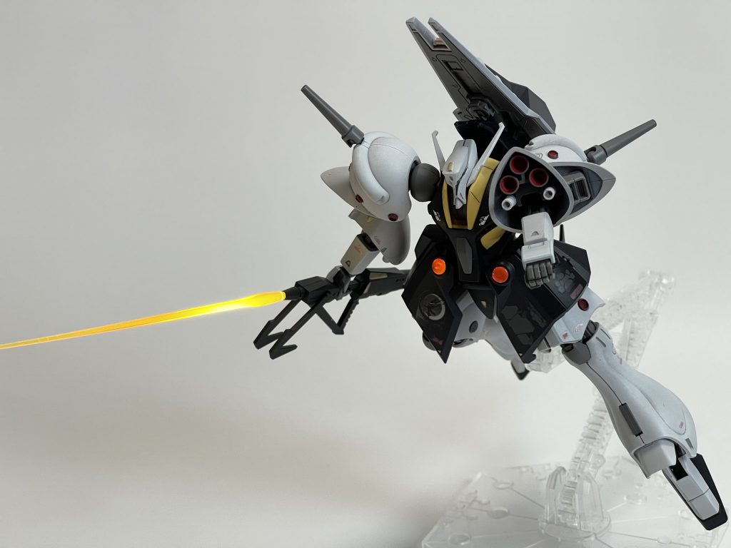 腕部ビームサーベルの底部も開口してビームガンとして運用できるタイプに加工してます。