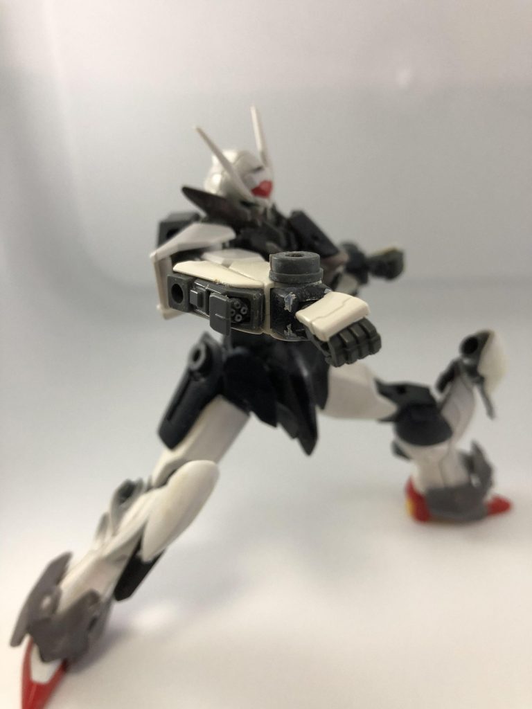 腕部ガトリング砲。最初は色々拡張装備を考えていたのであちこちにハードポイントという名の3mm穴があります。