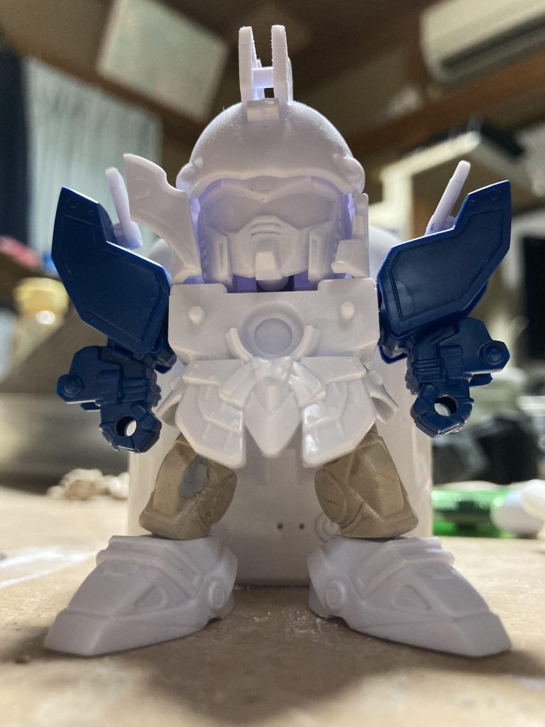 そのままだと足の稼働が狭く小さかったので、趙雲ガンダムの脚部を木部用エポパテでおゆまる複製し、角度固定で接着しました。丁度いいバランスに出来た感あります👍