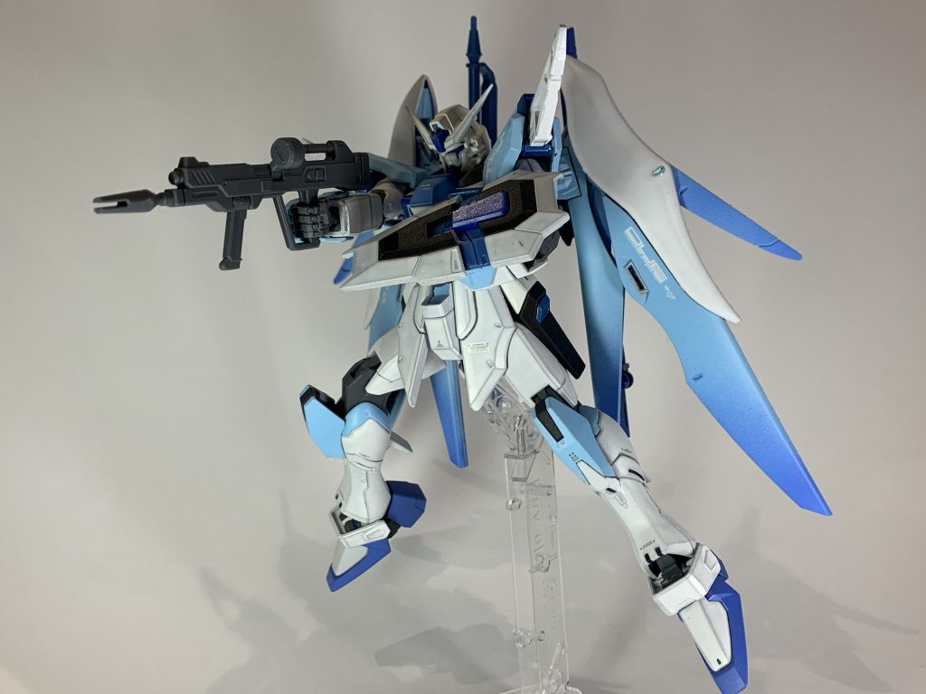 武装はオリジナル準拠であり、こちらがライフルとシールド