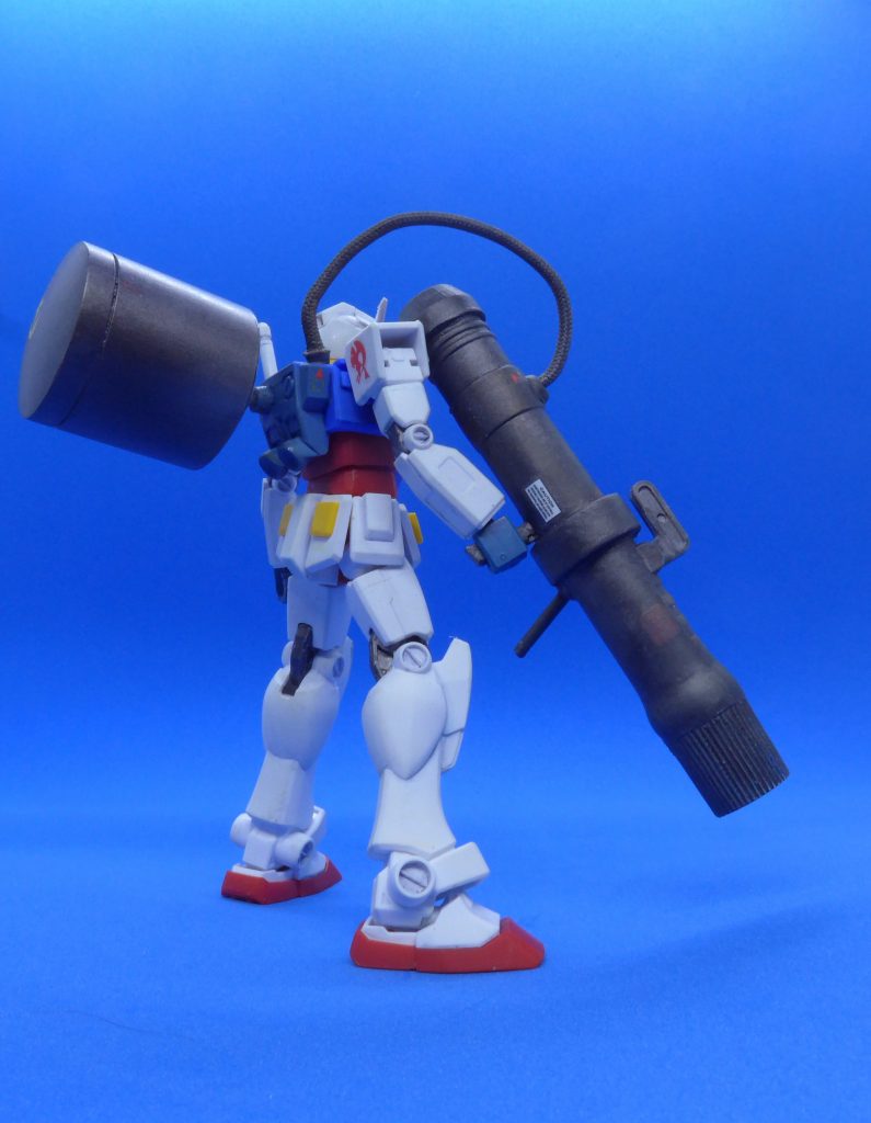 後ろからです。ランチャーは本体の当初の予定よりエネルギー変換効率が悪かったことから、慌ててエネルギータンクを増設し本体にエネルギーを供給するという場当たり的な?事態となりました。