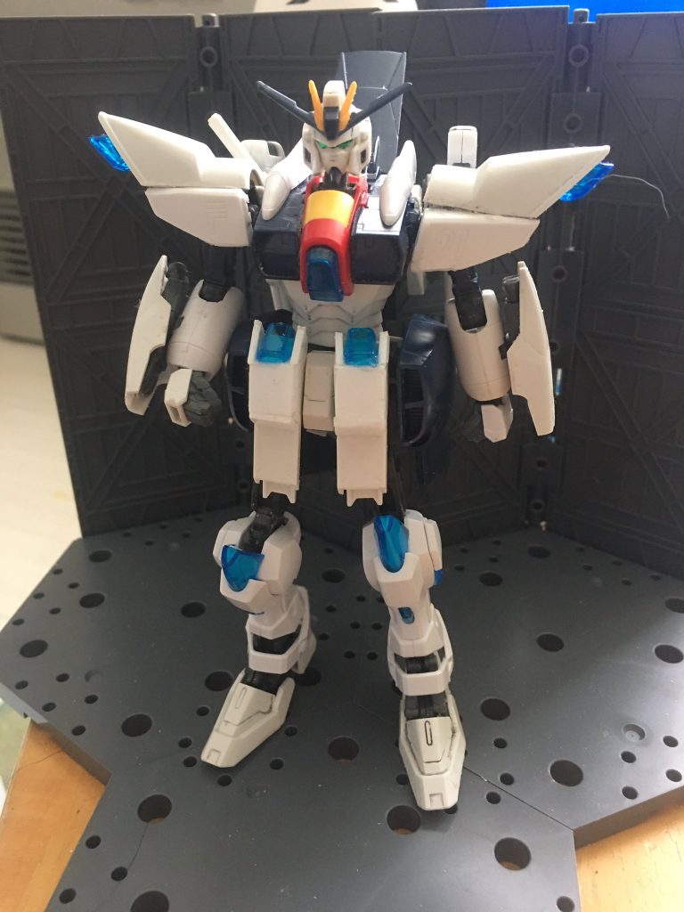 トライバーニングガンダムのパーツを中心に、Gセイバーの部品を組み込んでいます。F91やシャイニングガンダムの部品を細部に使っています。この段階では仮組みのため、ディテールは少ないです。