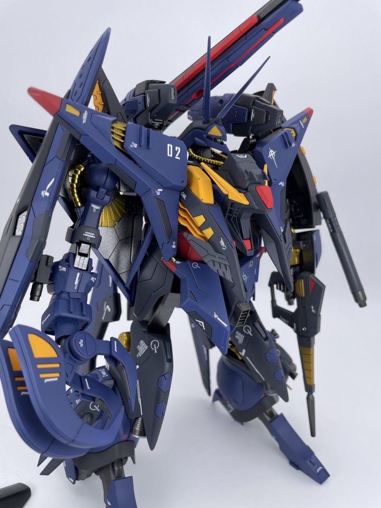 プラ板使ってクローやアンテナのシャープ化と、動力パイプはメタルパーツ とスプリング で自作してみました。両肩アーマーの裏側にビームサーベル仕込んだりしてます。