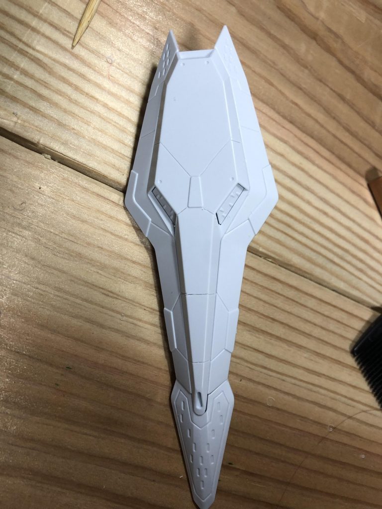 シールドも筋彫り追加しています