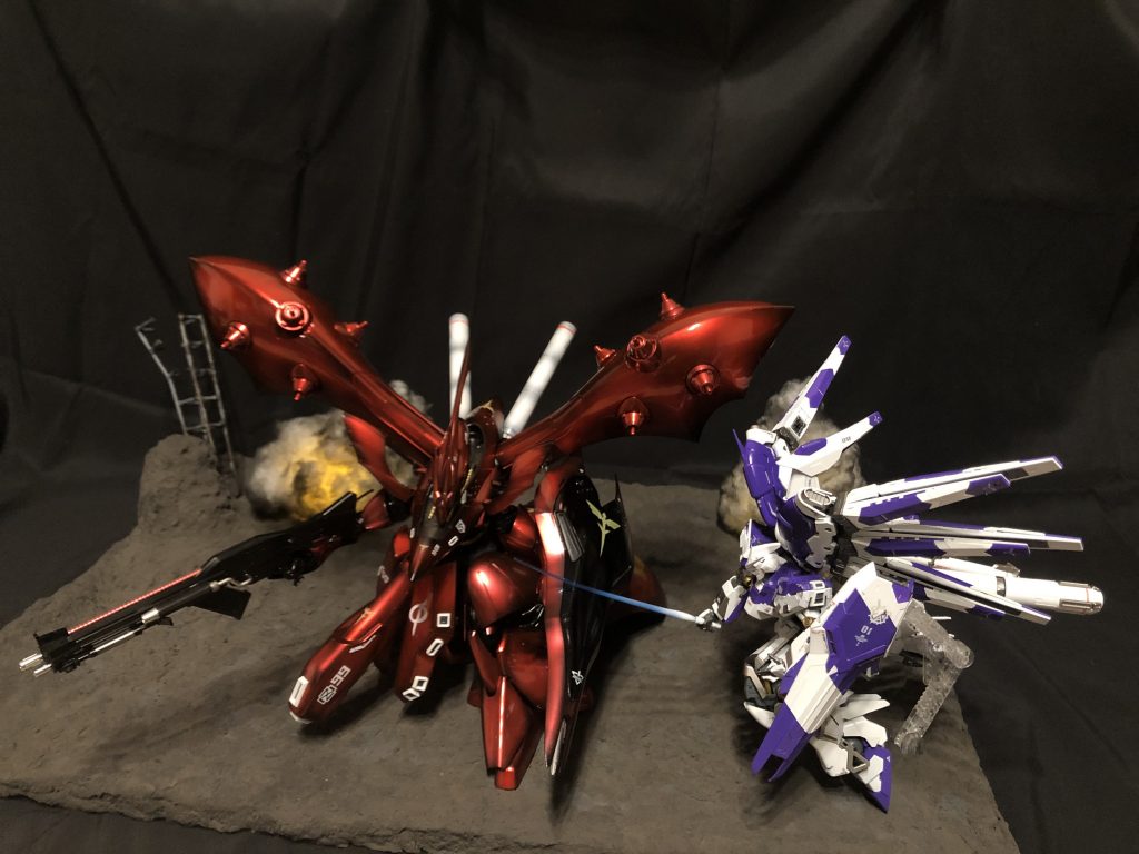 ジオラマは材料は全て100均で調達!!コルクボードに軽い粘土黒を敷き詰めて、アルミホイルを丸めてトントン押し付けて岩肌感を出しました。爆煙はオレンジのピンポン球に穴あけしLEDを仕込んで、スプレーのりで綿を貼り付け形成しスス感を塗装してみました。作り方合ってるかは不明ですがww