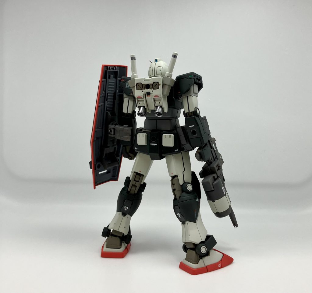 ライフルは付属のものを加工してプロトタイプっぽく改造。背面の腰アーマーは角度を付けて再接着。腰の入った立ち方ができるようにしました。