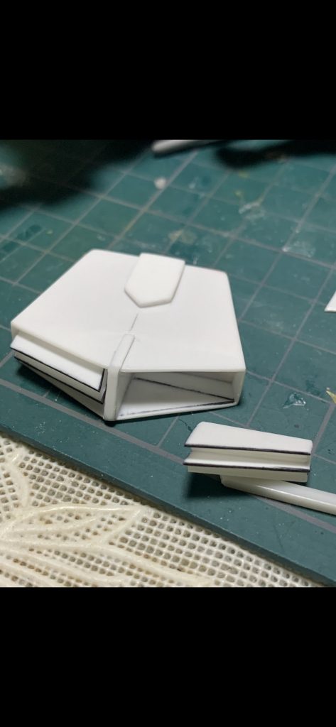 リアスカートをプラ板で箱組みしたところです。