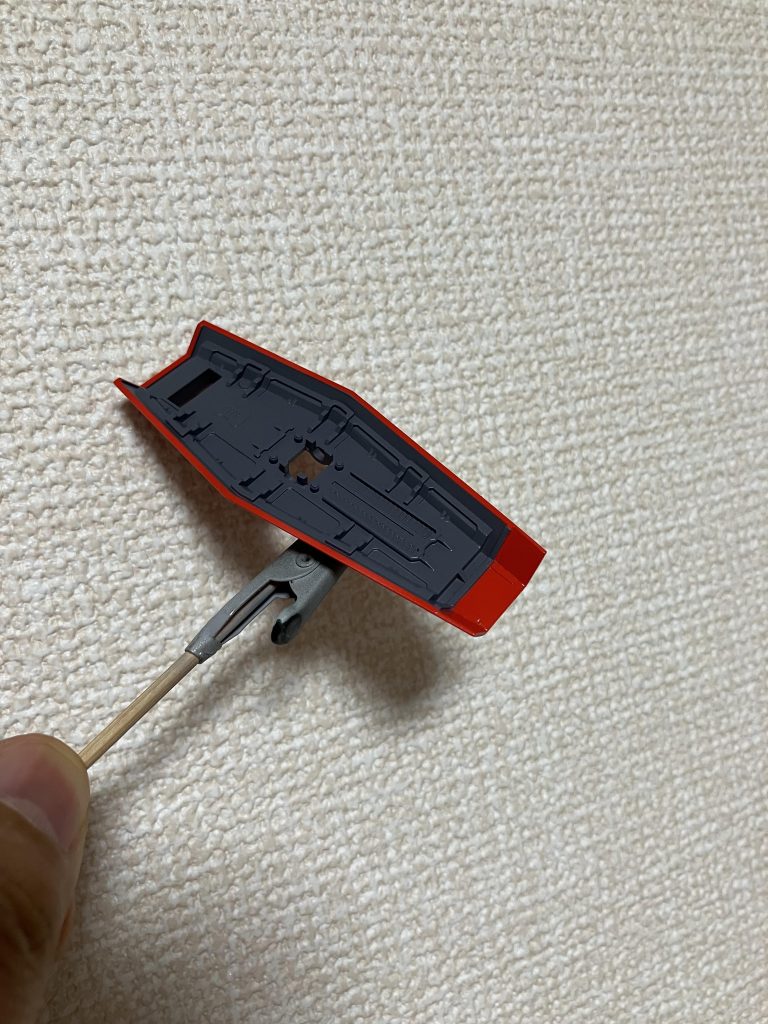 シールドの裏側は本体の赤塗装後クリアコート→エナメルのグレーで塗り分けました。完全乾燥前ならマジックリンでも拭き取れるので塗り分け楽できます。