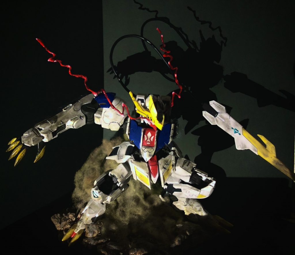 角度を変えて1枚爪も鋭く研いだので、獣感が増して良かったです!爪を黄色に塗ったあとで、ウェザリングをして爪先を黒くしてあります!敵機体を爪で破壊した後を再現しました!