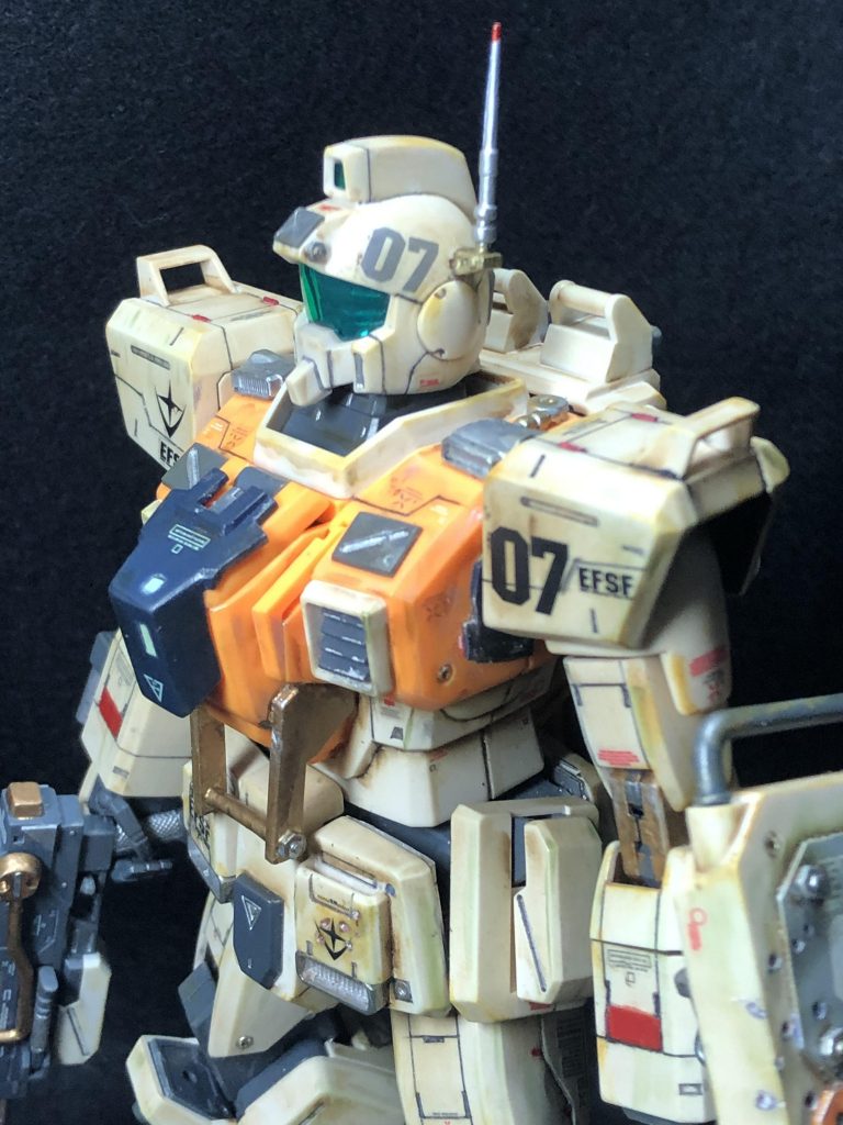 ヘッドパーツの07デカールがお気に入りです。胸部の装甲はバンシィのジャンクパーツを取り付けてみました。