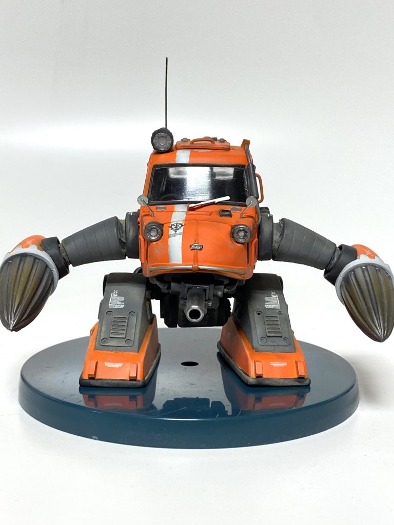 右斜め上からと真正面から オシャレホワイトラインと、とりあえずジオン関係者ですよー的ジオン軍マーク有りです。