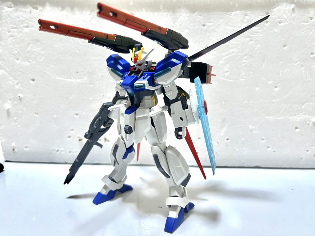 斜め前からのショット。頭部と腕部の入れ替え以外は本体に手を加えず、ウィンダムそのままの良さを活かしました。