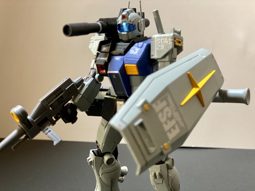 頭部メインカメラはクリアパーツを活かしたかったのでシール余白部のシルバーを使い光を反射して表情が出る様にしてみました