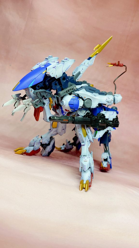 ビーストモードに出来るようにしました。…出来るようにしたというかバルバトスを作ってる途中でなんとなくバルバタウロスを作っていたら気付いたらこうなっていたというか…一応、名称としてはルプス→狼という意味との事なのでそこからあやかって日本の伝説？にある狼の神様から名前を取り、ガンダムバルバトスルプスレクス[眞神形態]としました。他にも妄想設定で三日月と共に戦いたいとムチャぶりを言い出したオルガのために団長という立場もあるため少しでも生き残ってもらうためにガンダムフレームを使用したモビルワーカーを制作。戦闘状況により随時バルバトスと分離合体を行い三日月のサポートを行う形で計画されたが鉄火団こ取り巻く状況により制作されなかった幻のプランとして設計図のみ残された…と妄想…