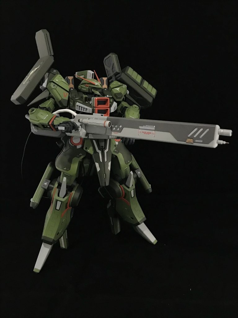 第二種兵装です。こちらは中遠距離戦闘を得意としていて右腰アーマーに接続された連射ビームライフルは胸部のセンサー類の恩恵をうけ、精密な射撃をする事が出来ます。