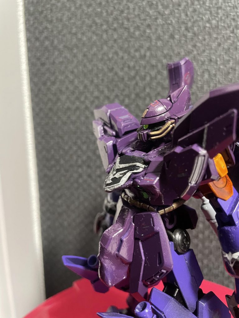 今回の見どころその1裏ルート(フツーにヨドバシの店内)で見つけ、購入したカメラアイ用のシール正面から見るとオレンジ色なんですが違う角度から見ると全く別の色になるという不思議なシール。これは…いいものダァ!