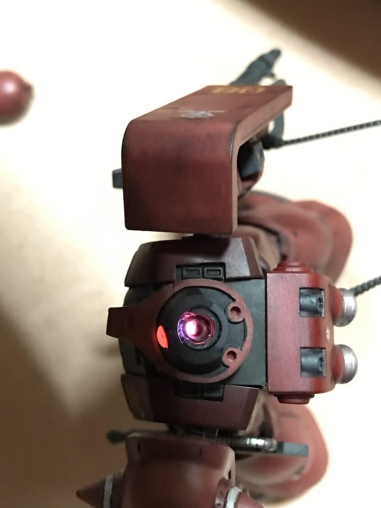 電飾　モノアイ内部くり抜いて首中部まで配線を通す穴を空けてます