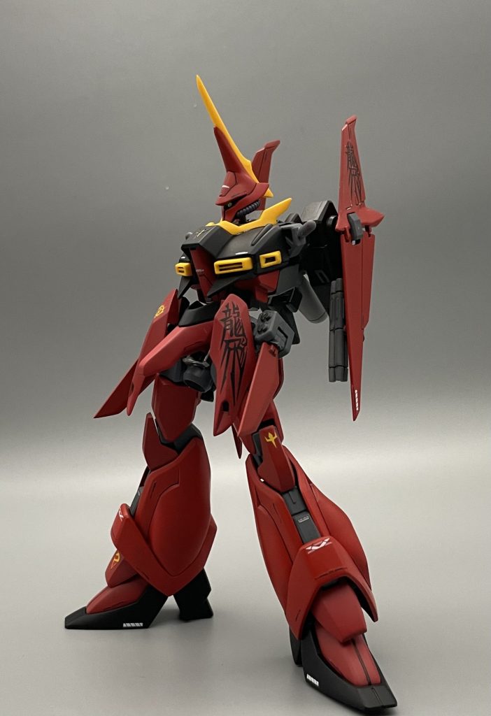 また、サイドアーマーはそのままですとS字立ちにさせた時に、このように前に迫り出してしまうため、、