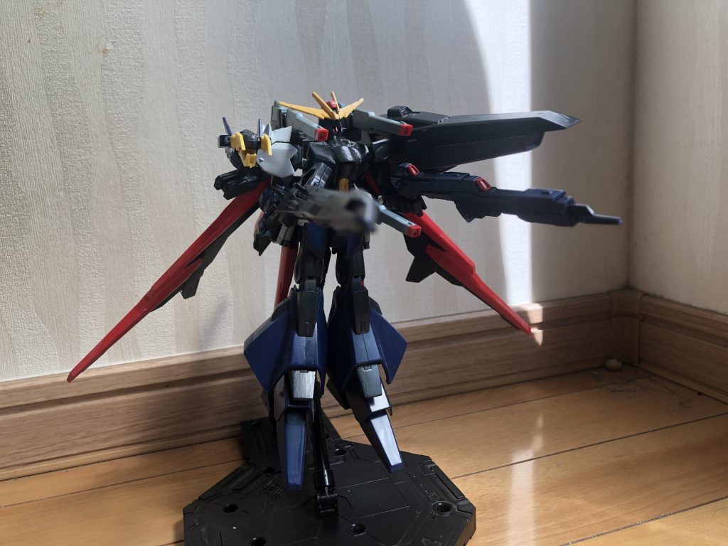 フルバースト状態1つの武装にかかるエネルギー消費量が多いのと、重武装化に伴う高機動化を両立しようとした結果、長期戦が極端に不向きなガンプラになった。ロマンを実現するにはそれに見合う欠点を設けないと面白くないと思ってます。