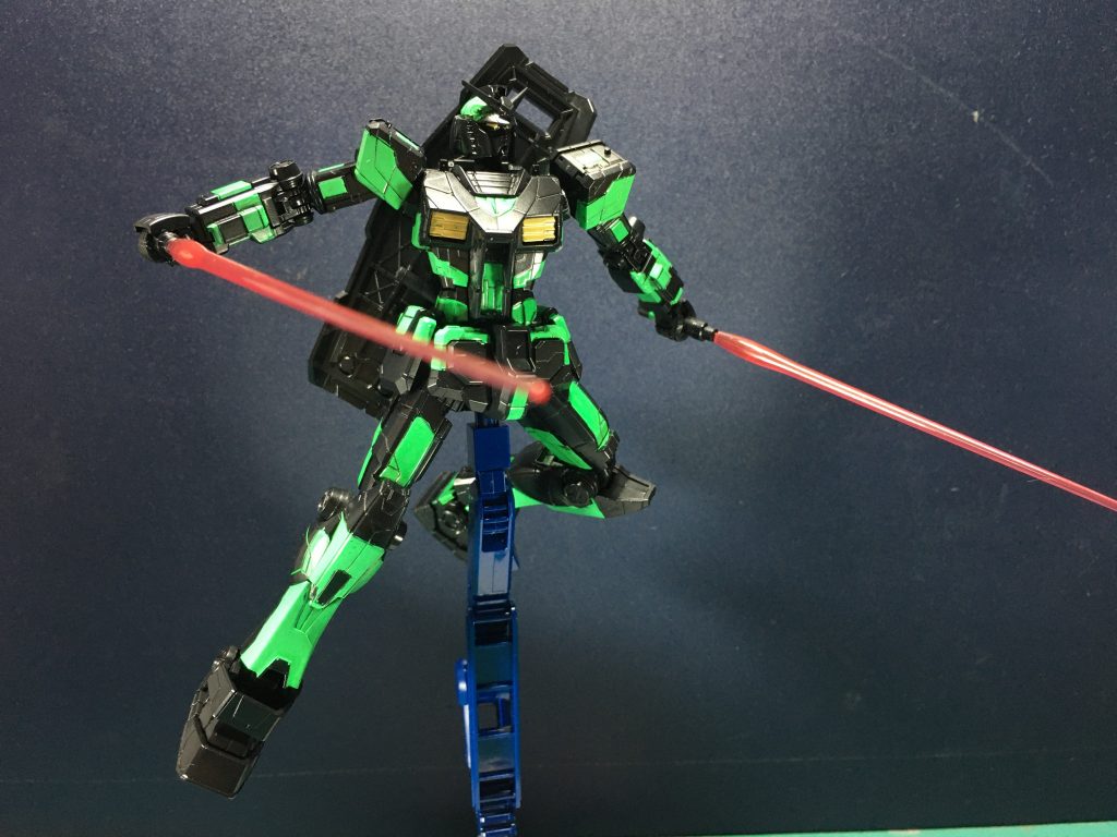 しかし、最近のイベント(GUNPLA NEXT FUTURE関連でやっている、GUNDAM BASE POP-UP TOURなど)でエコプラをベースに一部成型色に緑(ガンダム)やら赤(ストライク)やら、紫(エクシア)やら青(バルバトス)やらを加えた「リサーキュレーションカラー」というのが発売されているので、それを真似して作ることに決まりました。