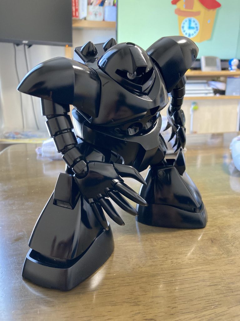 塗装は黒立ち上げ。一度真っ黒に。真っ黒結構かっこいいので、ここでおいておきたくなる…