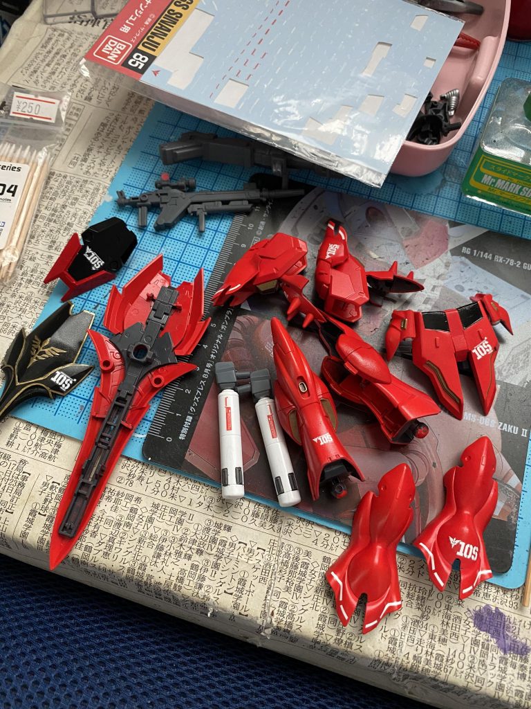 塗装完成後デカール作業!シナンジュのイメージをなるべく出せる様に!