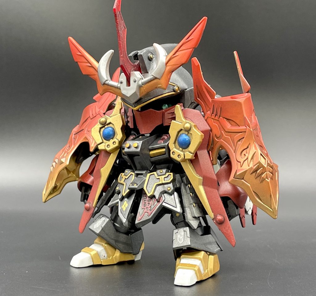 変化【漣飛威】頑駄無を襲名する前の、彼本来の姿。次期、堂我一族の頭領候補…だった。顔パーツは差し替え。羽織はサザビーのシールドを半分に割った物に、武者デスサイズの鎌パーツを貼り付けました。