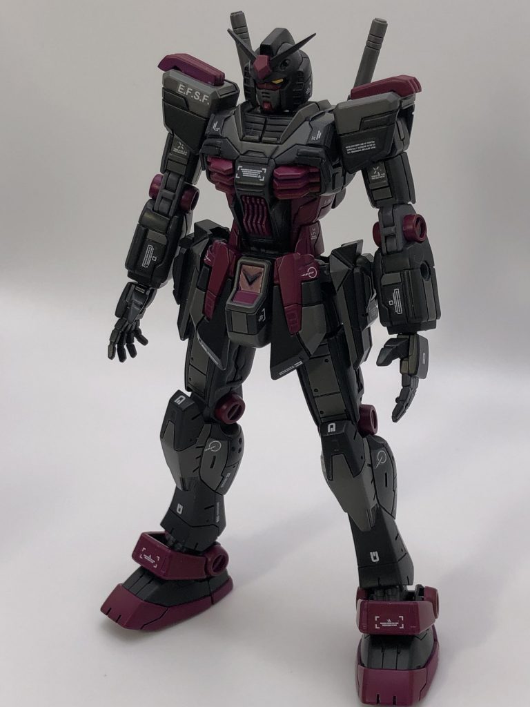 腹部を絞り、主にスジボリとプラ板でディテール追加。