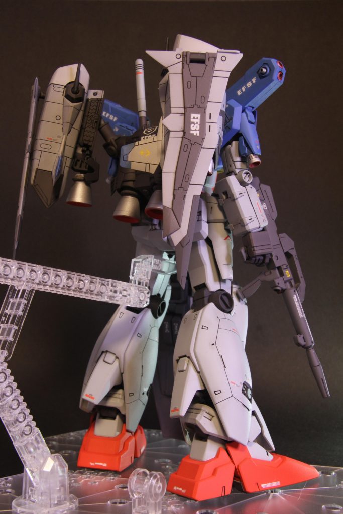 右後方です今回の目玉です。題名の通り、今回はGP01fb改full×2バーニアンゼフィランサスということもあり、ユニバーサル・ブースター・ポッドを変更して、 バーニアの強化型試験機として作成しました。妄想設定としては、コウ・ウラキが、ゼフィランサスを大破し、改修する前の段階。アナハイムエレクトロニクスでは、本来バーニアの出力を最大設定にしたら、どこまで通常のパイロットは保つのか?的な試験を実施した。その機体として開発されたものとなります笑結局この機体を完成させる前に、大破したゼフィランサスを持ち込まれたアナハイムは、出力的に問題の無いユニバーサル・ブースター・ポッドを装備したフルバーニアンをロールアウトすることになります。本来の計画通りにことが進めば、この大出力試験機のフル×2バーニアンがGP02と相対し、勝利を手にしたことでしょう!笑笑
