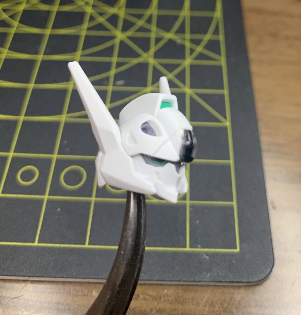 頭部を作ってる時に絶対やりたいなと思ったことはカメラアイをAOのニルヴァーシュ風にする事ですね。AOのニルヴァーシュは目が丸いですがルブリスの目は鋭いので形状はルブリスに合わせました。まずは目を黒で全て塗り潰してからデザインナイフの裏側でコショコショと擦って写真のやうにできました。