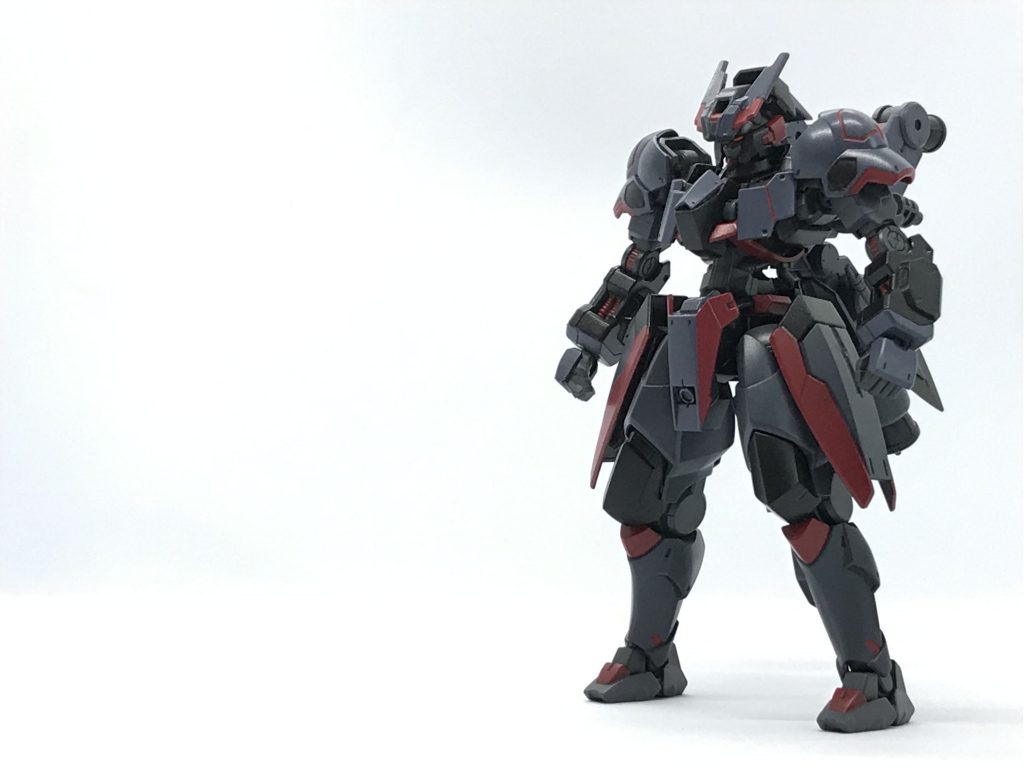 以上、ガンダムゲオルグでした‼️最後は本体だけで〆さて、いかがでしたか?チャージアックスに関しては設定や機構などが正確に書かれていないため(もしかしたら探せばあるかも)、一部自己解釈で設定を練りましたがそこは大目に見てください😅実はこのチャージアックス、持ち手を除いて差し替えなしで剣盾モード→斧モードに変形、更にはチャージも出来るんですよ‼️この部分めちゃくちゃ頑張ったのですが、載せるスペースが無くなっちゃってですね…幸いにも『オリ武器企画』というイベントが開催中ですので詳細はそちらに載せようかと思います😁GUNSTAを見ていると稀にモンハンの武器をガンダムに持たせている方を見かけますが、ここまでガチった人は恐らく自分だけでしょう笑第一弾と言った通り第二、第三とまだまだ作っていくつもりです。まあ難解なので時間がめちゃかかりますが、いつも通り気長にお待ちくださいm(_ _)mそれではまた( ´ ▽ ` )ノ( ´ ▽ ` )ノ( ´ ▽ ` )ノ