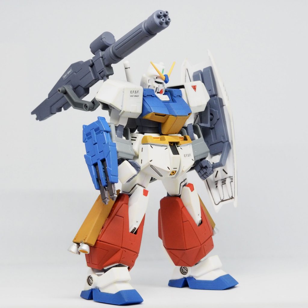 右腕の2連装ハンドビーム・ガンはダブルオースカイHWSのマルチミサイルランチャーを取り付けました。