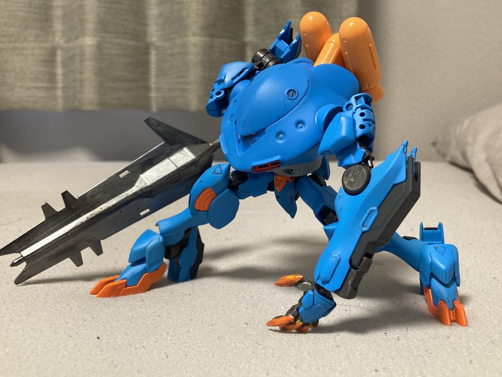 ランスロットポーズ。          バルバトスのメイスとツメが攻撃的な印象を出してくれているお気に入りのワンショット水陸どっちかと言われるとバルバトスのパーツを使っているので陸かなーとも思ったのですが、制作する時にバルバトスのパーツはカドが多くてハイゴッグにつけた時に一体感が無いから手足のパーツのカドを丸く削って、ゴッグとバルバトスに一体感を持たせる工夫をしました。水の抵抗をなるべく受けないデザインにしたのを考えると水陸両用という設定も悪くないと思っています。