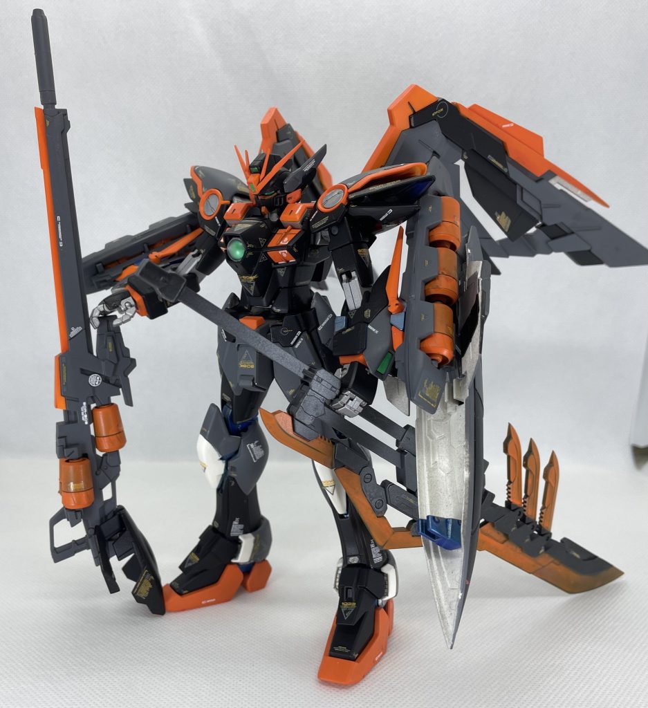 ブラック、グレーを主に使用して、蛍光オレンジを各所ポイントに塗装。今回は別プラモキット「ユナイトソード」を持たせています。デカールはオレンジ、白の二色のコーションマークを使用。統一感が出るようにしています。 