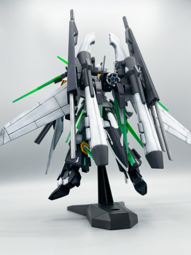 一方、背面はジャンクパーツの集合体。工作時間の大半はこれに費やしました。ウィングと両サイドのビームキャノンのせいか、スーパーガンダムのようなシルエットに。なんだか飛行形態にも変形できそうですが、そこまでの技術はありませんでした。