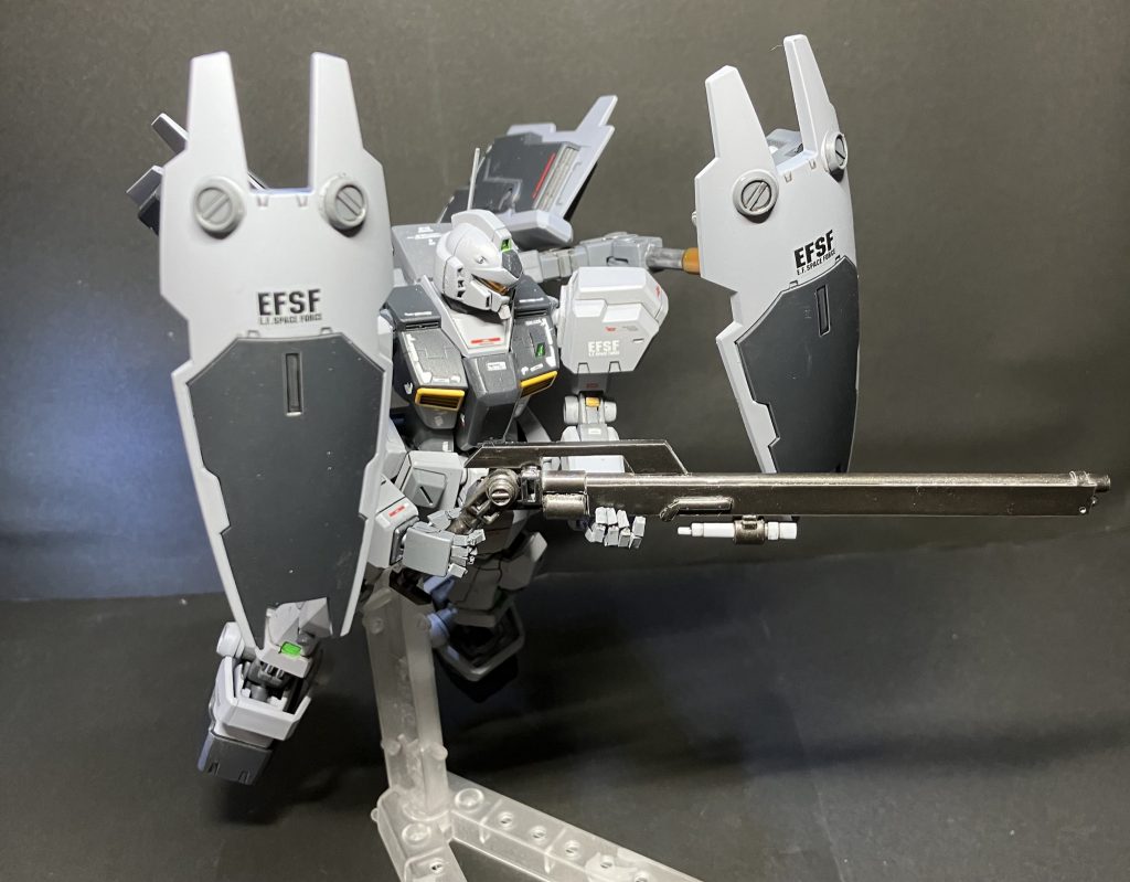 シールドを前面に構えるとサンダーボルト風になりますね。