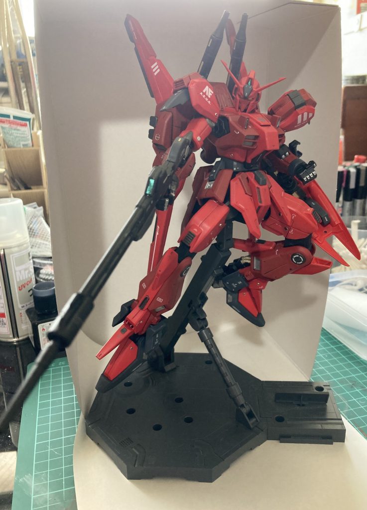 初めてRE100を作りましたが、「大きいHG」って感じですね。細かいモールドも入っているのですが、パーツ分割はHG並なので塗り分けはマスキングしています。