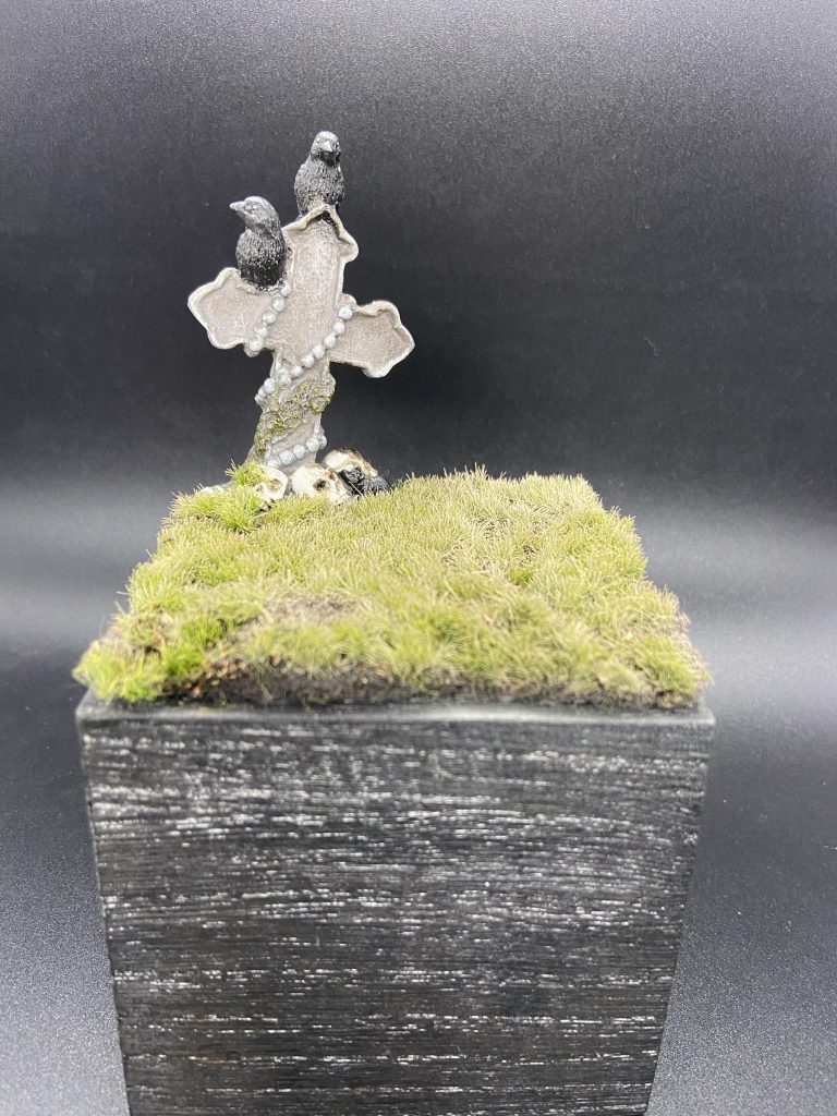 台座は元々別キットの雰囲気に合わせて作ってたのですが、サイズが合わんかったので寝かせてたやつです。DAISOさんの箱と置き物に、seriaさんのフェイクモスで軽く塗装だけ。10分くらいでできます^ ^