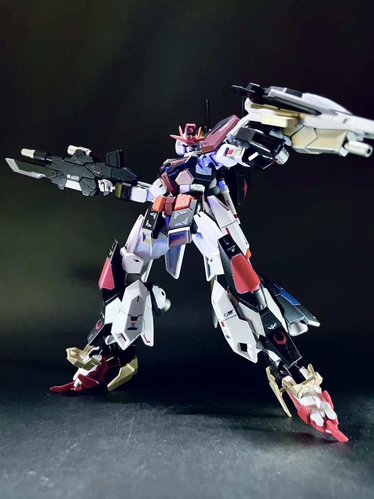 シルエットはコマンドクアンタで、コアガンダムをメインにユーラヴェンのアーマーやバルバタウロスの足、カラーリングなどでオリジナリティをつけました。