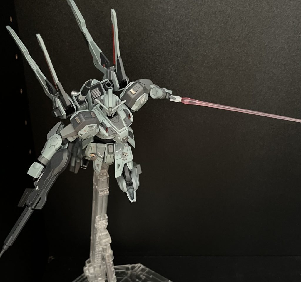 斬りかかるポーズもカッコエエです。