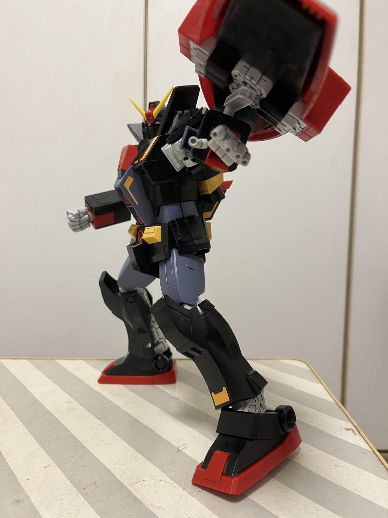 色々とポージング。シールドは重たいですね。