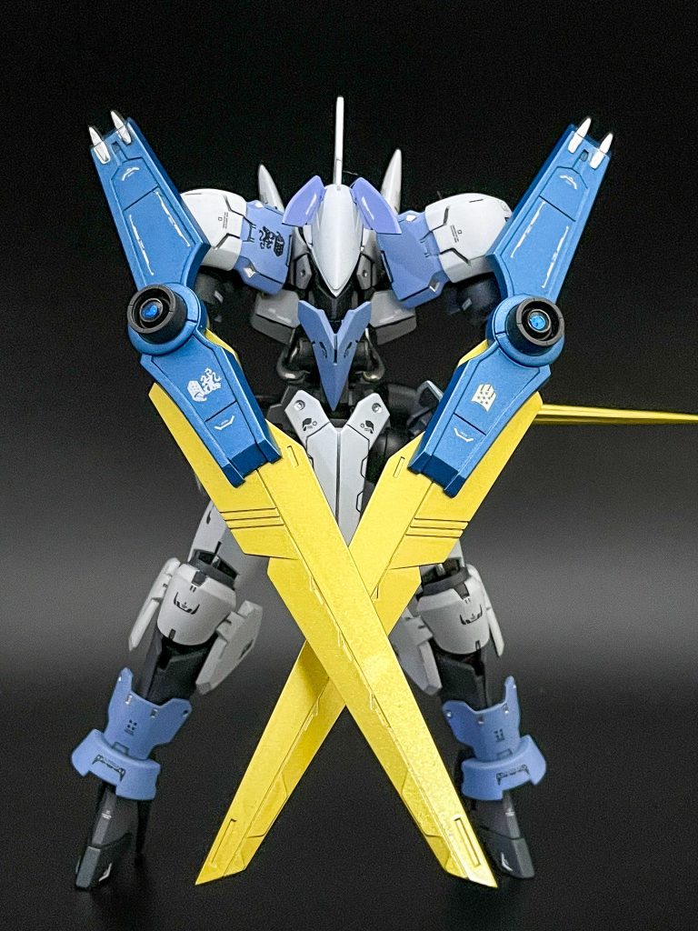 ヴァルキュリアエールブレード後方に伸びる姿が翼のように見えることからエールブレード。展開はもちろん前方にシールドを回転させるだけ。