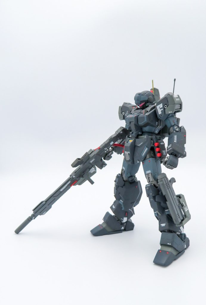 HGジェスタをベースに改修全身にスジボリとプラ板によるディティールアップを施しましたセンサー類はラピーテープを貼った上から百均のクリアーレジンを流し込んでいます 
