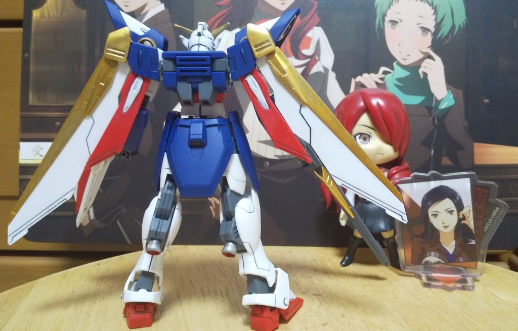 :後ろだ。羽のイエローゴールドはブリリアント!