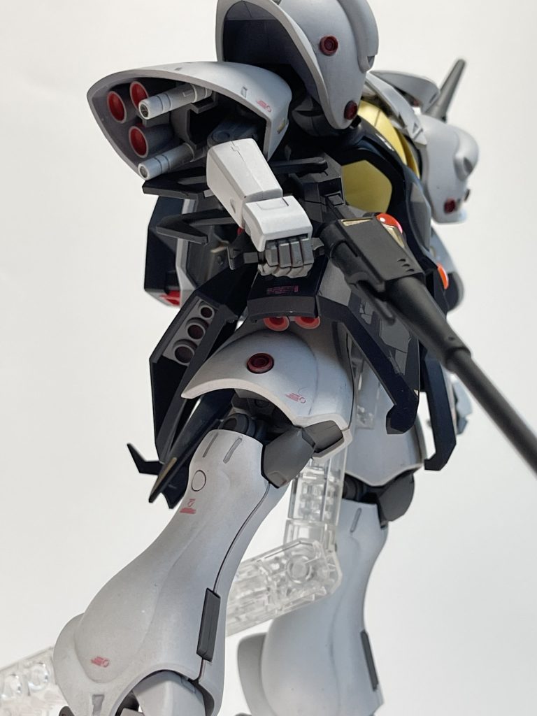 各部のスラスターがセクシー肩部と大腿部のスラスター穴はキットだとただのヘコミなので、コトブキヤの丸モールドパーツでディテールアップしています