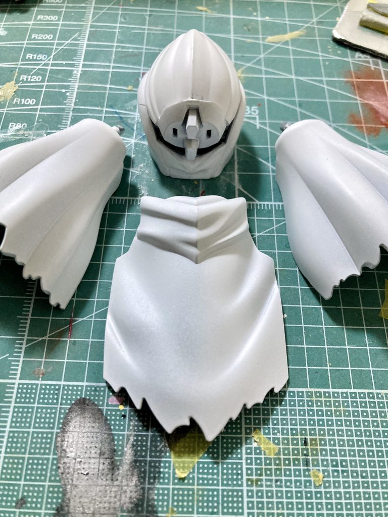 名称は、曹操ウイングガンダム 白マントver.とかお忍びver.とか自分探しの旅ver.など、わかりやすい表現も出来たと思いますが、せっかくなので作品名という事で少しオシャレな感じで命名させて頂きました。「白雪姫(スノーホワイト)」は小説作品『新機動戦記ガンダムW Frozen Teardrop』に登場するMSで、白いウイングガンダムプロトゼロのような外観ながら全身がナノ・ディフェンサーマントに深く覆われており、フード付きの頭部も含めて全貌が明らかでないという設定でした(機体デザイン画稿も公開されておらず挿絵と文章のみ)。ヒーローズ本編で諸国流浪の旅をする曹操の姿は、