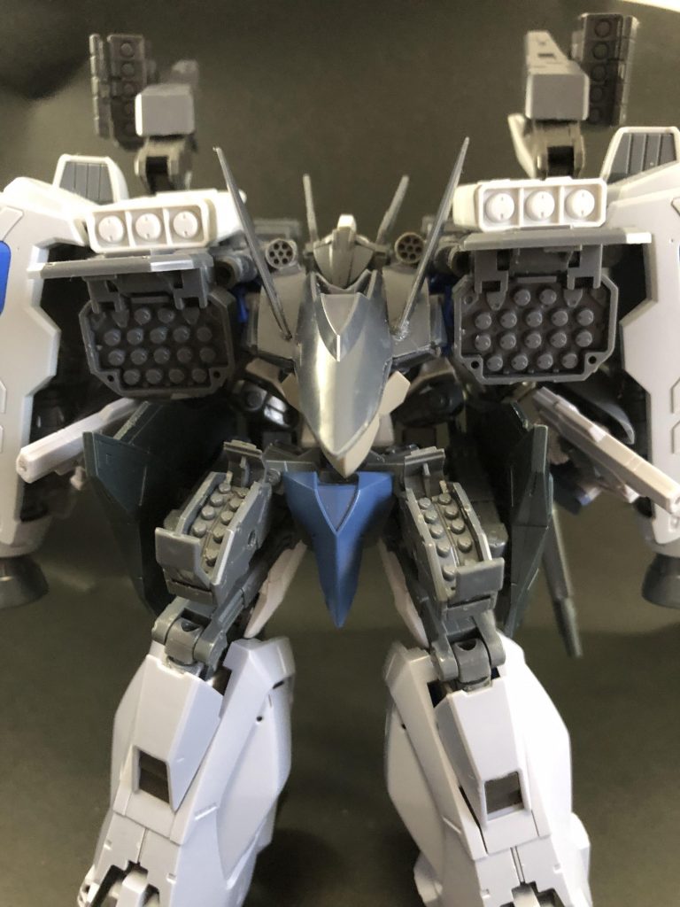 主武装は全身のミサイルとビームガン。弾頭くらい塗装したら見栄えは良かったかな〜とちょっと思いました。