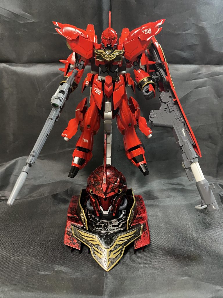 ベースの上でバズーカを添えて、両手武器持ちでないとバランスが保てません。