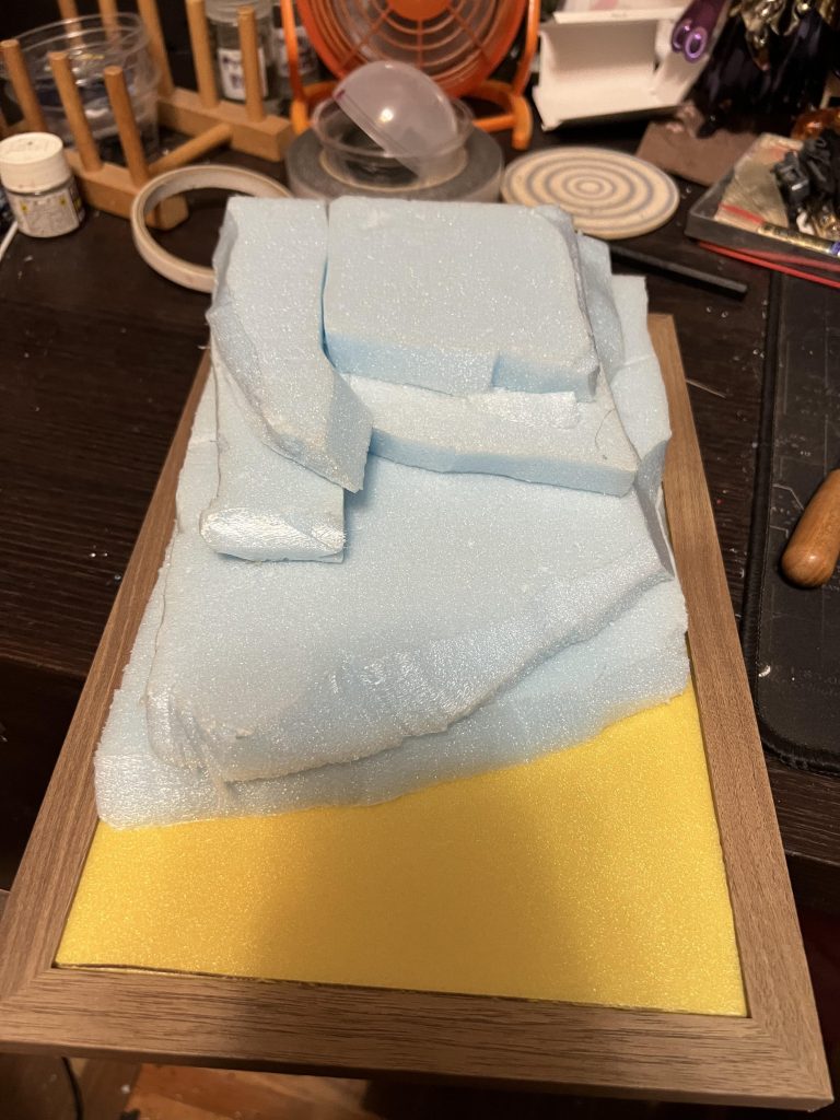 ダイソーにあったモノと家にあったスタイロフォームで土台を。